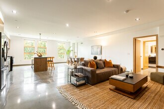 547 N Sweetzer Ave in West Hollywood, CA - Building Photo - Building Photo