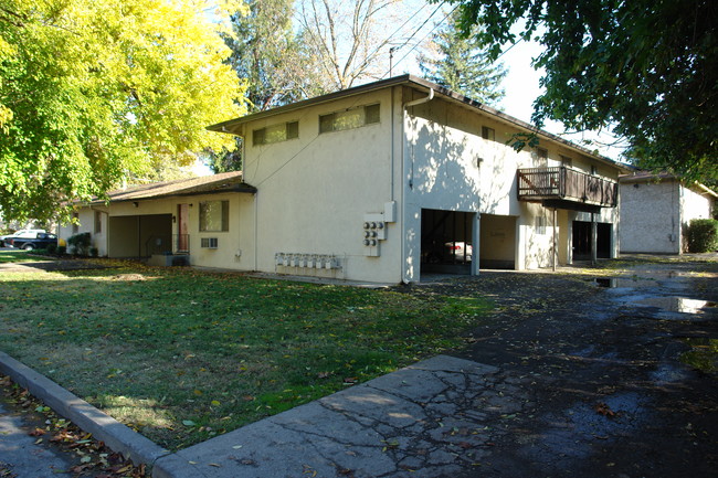 404 Oak St in Chico, CA - Building Photo - Building Photo