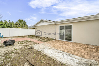 10905 Piccadilly Rd in Port Richey, FL - Building Photo - Building Photo