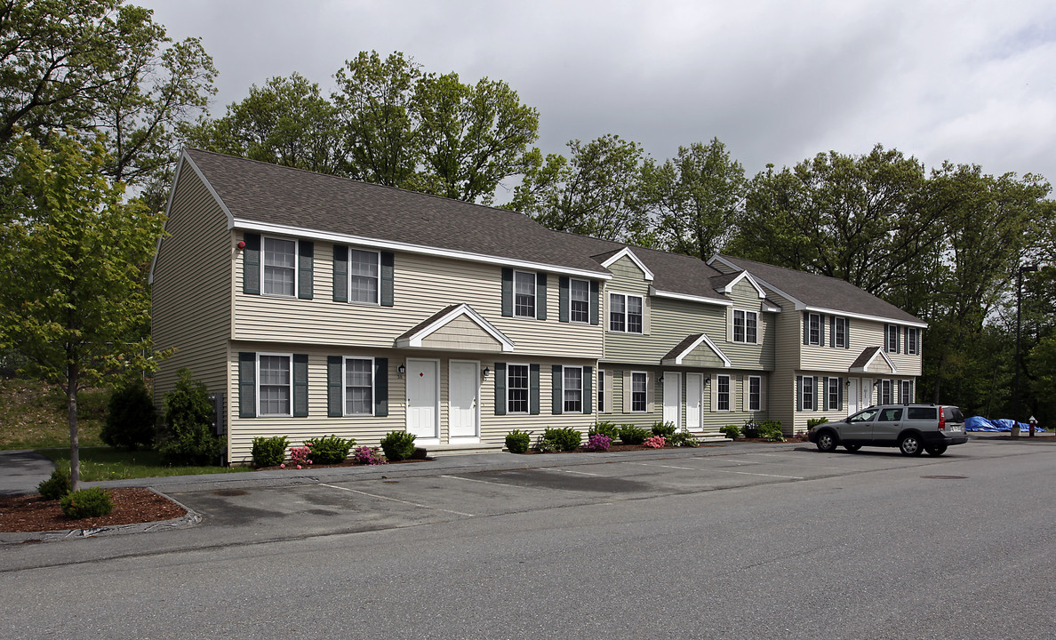 Robbins Nest Townhomes in Dracut, MA - Foto de edificio