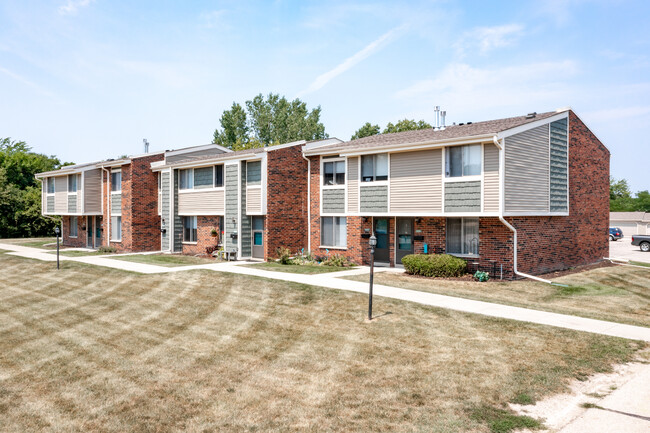 Woodridge Apartments and Townhomes in New Berlin, WI - Building Photo - Building Photo