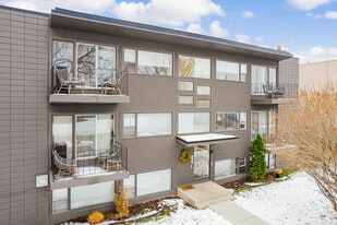4020 Glenpark Cres SW in Calgary, AB - Building Photo