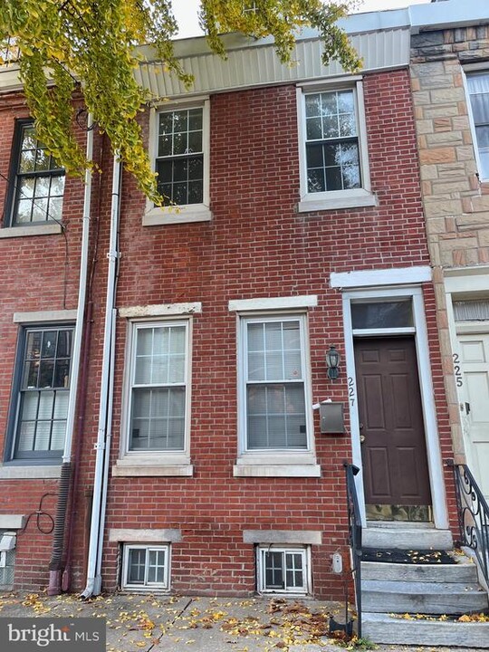 227 Christian St in Philadelphia, PA - Building Photo