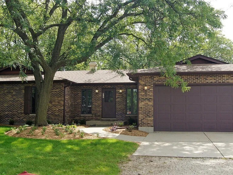 4725 W Crystal Lake Rd in McHenry, IL - Building Photo