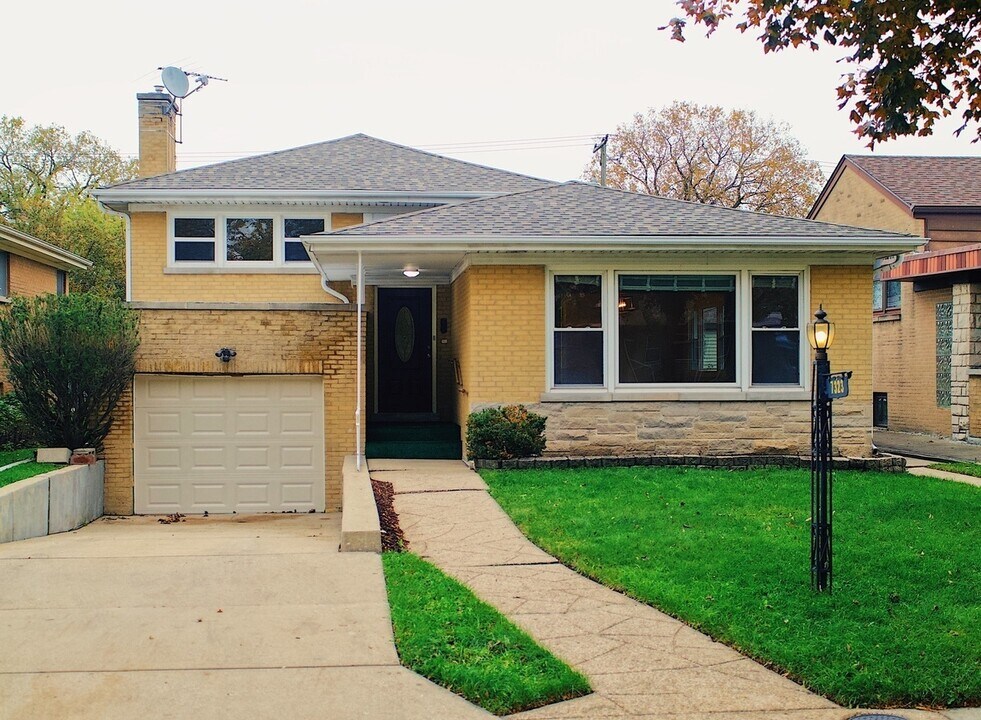 7323 N Karlov Ave in Lincolnwood, IL - Building Photo