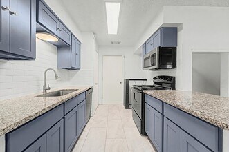 8334 Country View Dr in Houston, TX - Building Photo - Building Photo