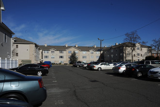 Hilton Gardens in Linden, NJ - Building Photo - Building Photo