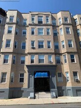 5 Royce Rd, Unit 2 in Boston, MA - Foto de edificio - Building Photo
