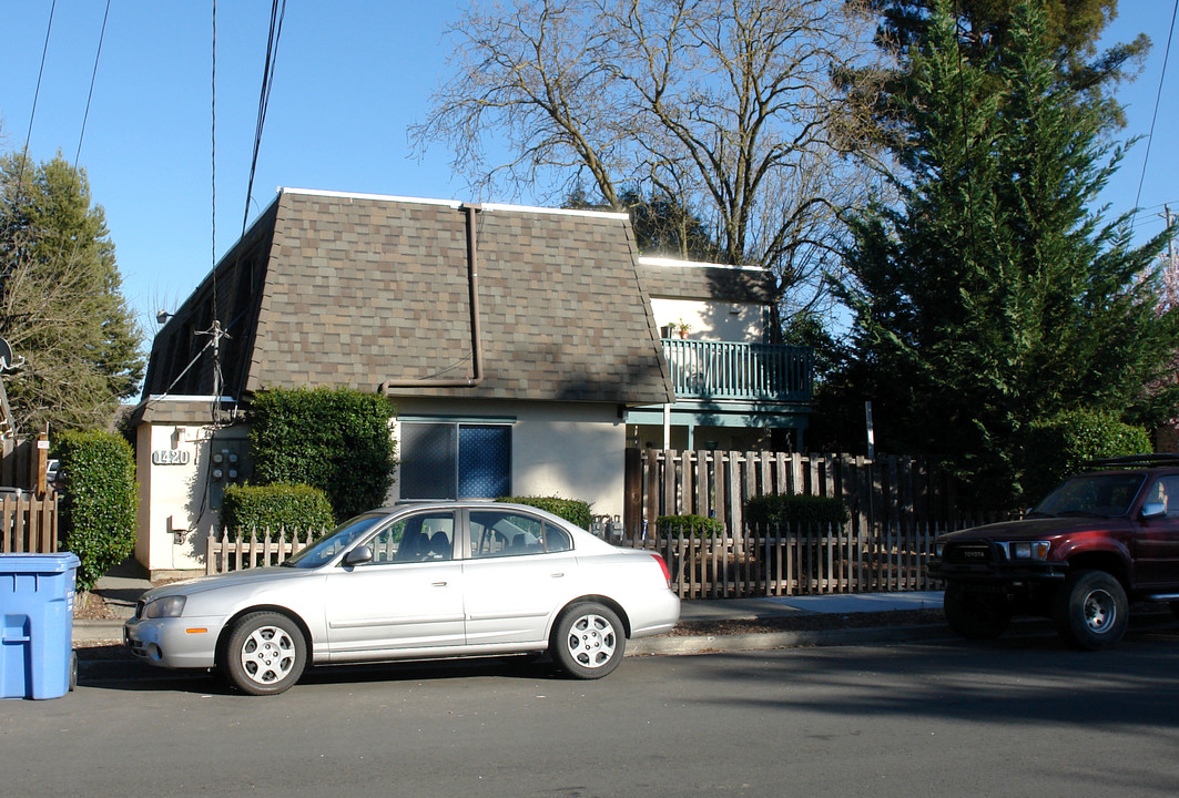 1420 Wright St in Santa Rosa, CA - Foto de edificio