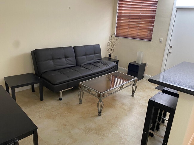 335 Collins Ave in Miami Beach, FL - Building Photo - Building Photo