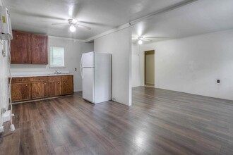 712 Cline St, Unit D in Huntsville, TX - Building Photo - Building Photo
