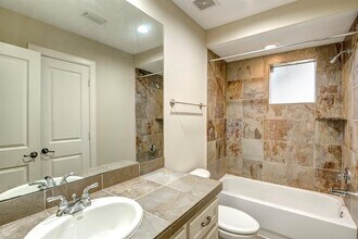 301 Asbury St in Houston, TX - Building Photo - Building Photo