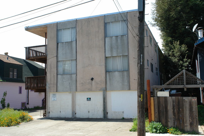 2416 Roosevelt Ave in Berkeley, CA - Foto de edificio - Building Photo