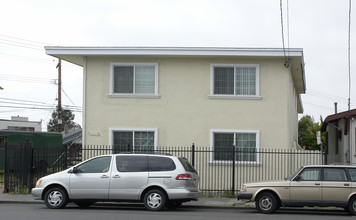 5471 Foothill Blvd in Oakland, CA - Foto de edificio - Building Photo