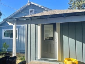 253 C St in Springfield, OR - Building Photo - Building Photo