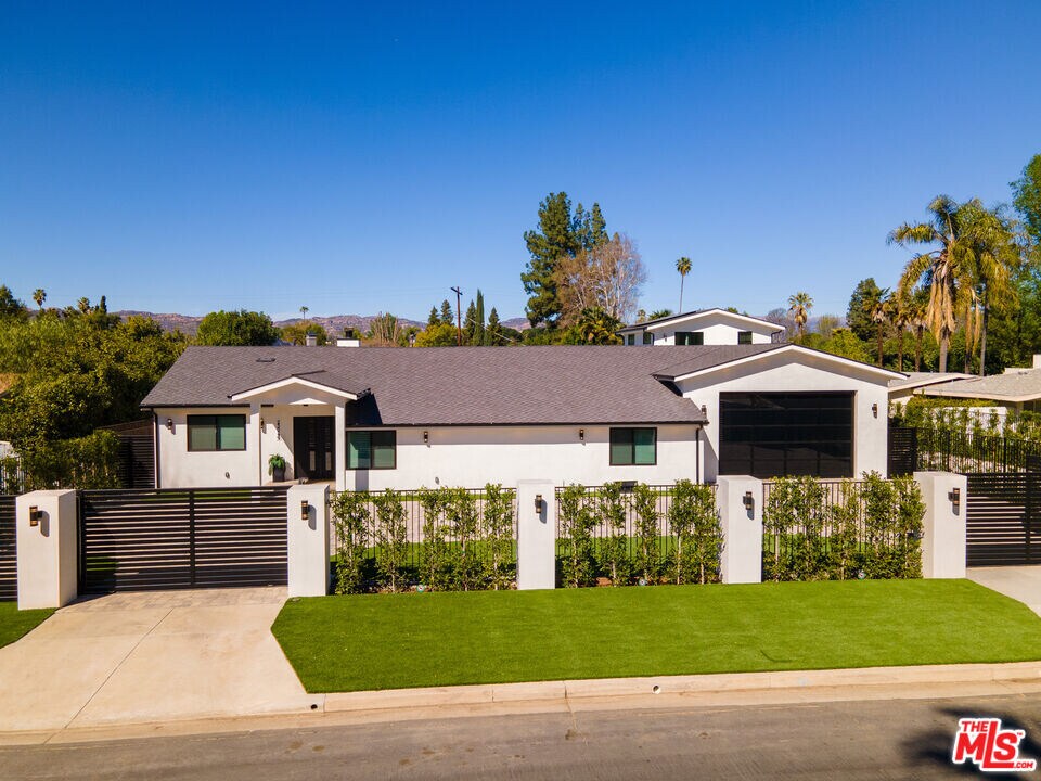 23249 Calvert St in Los Angeles, CA - Foto de edificio