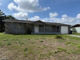 212 Davis Rd in Lehigh Acres, FL - Building Photo