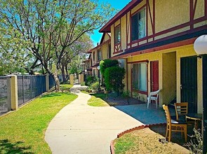 Grove Ave in Ontario, CA - Foto de edificio - Building Photo