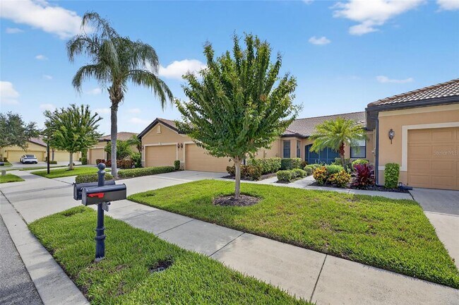 5845 Sunset Falls Dr in Apollo Beach, FL - Building Photo - Building Photo