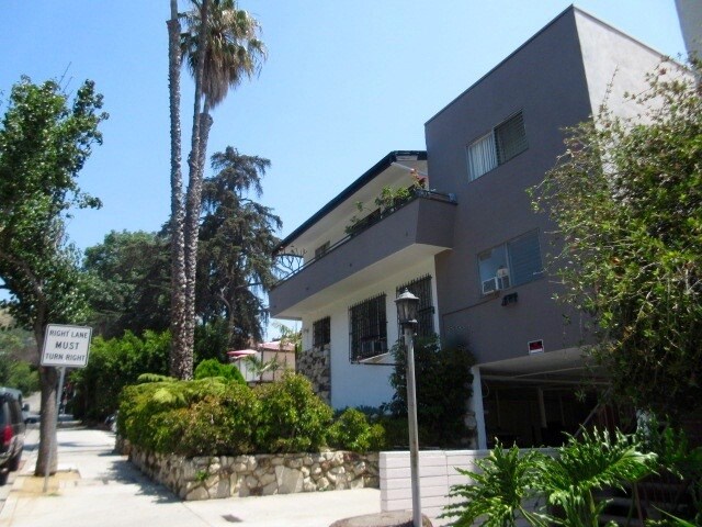 1268 N Sweetzer Ave in West Hollywood, CA - Building Photo