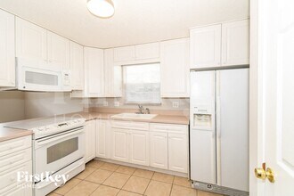 8102 Birds Foot Ln in Jacksonville, FL - Foto de edificio - Building Photo