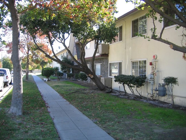 Palm Plaza Apartments in Fresno, CA - Building Photo - Building Photo