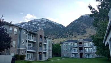 392 N Seven Peaks Blvd, Unit 322 in Provo, UT - Building Photo - Building Photo