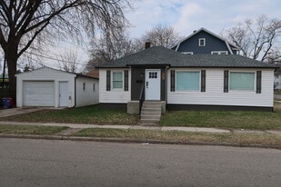 1221 Powers Ave NW in Grand Rapids, MI - Building Photo