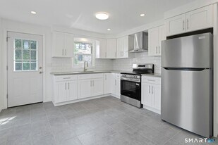 22 Hackett Cir N in Stamford, CT - Building Photo