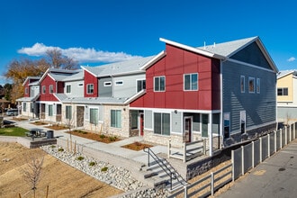Fern Hill Townhomes in Lakewood, CO - Foto de edificio - Building Photo