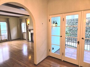 1922 N Hoover St, Unit 1922 in Los Angeles, CA - Building Photo - Building Photo