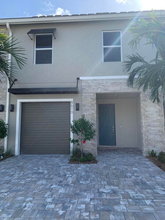 8610 Via Mar Rosso in Greenacres, FL - Building Photo