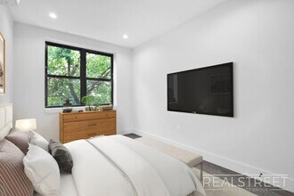 Grand Spacious 2 Bed in Prime Crown Heights, Unit 3A in Brooklyn, NY - Foto de edificio - Building Photo