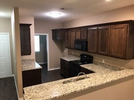 615 Pecan Ct, Unit 615 in Paris, TX - Building Photo