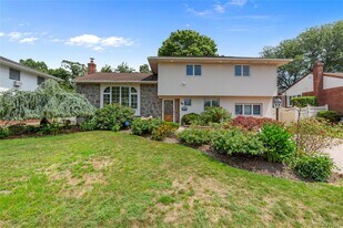 78 Debora Dr in Plainview, NY - Building Photo