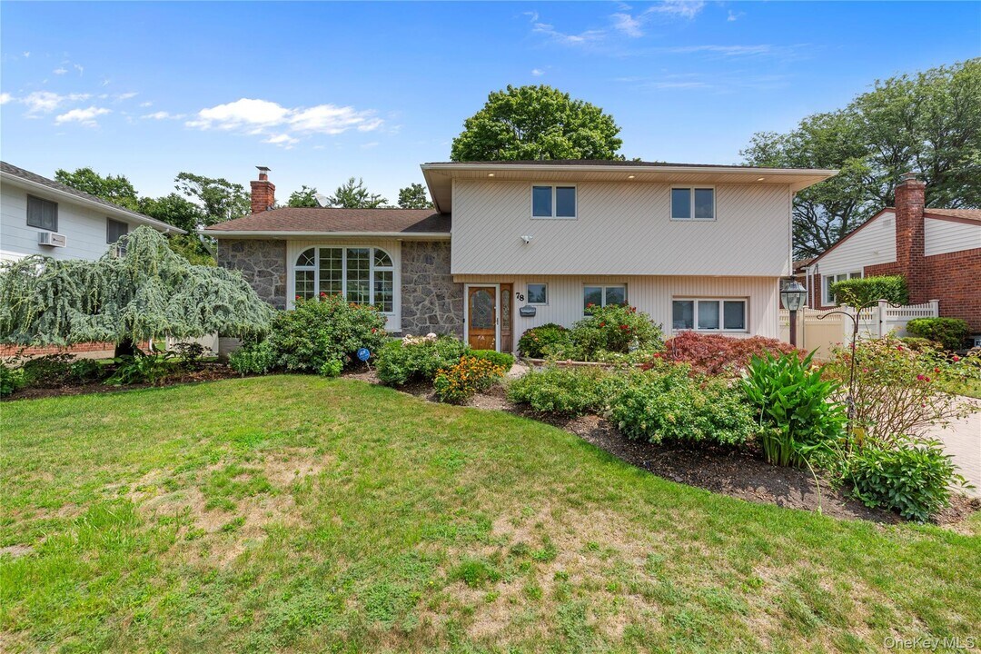 78 Debora Dr in Plainview, NY - Building Photo