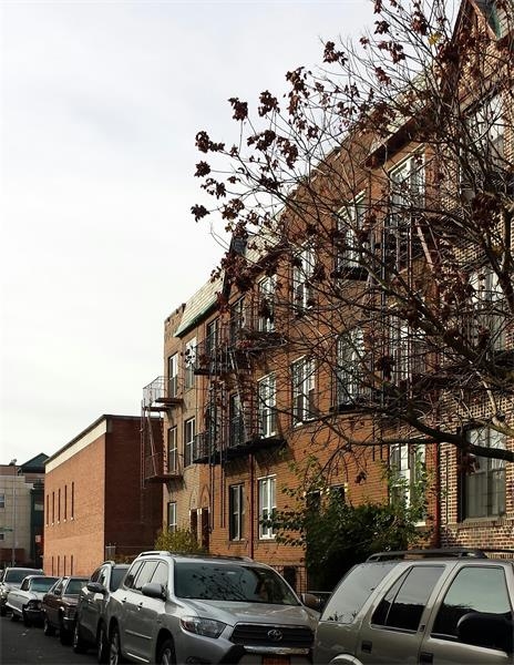 6816-6818 Owls Head Ct in Brooklyn, NY - Foto de edificio