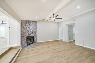 10826 Thorncliff Dr in Humble, TX - Foto de edificio - Building Photo