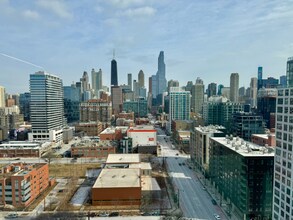460 W Chicago Ave, Unit 1502 in Chicago, IL - Building Photo - Building Photo