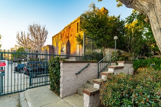 Villa Vallarta in Los Angeles, CA - Foto de edificio - Building Photo