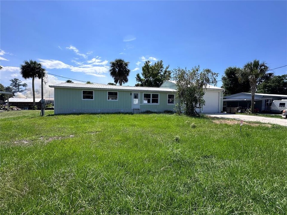 55735 Keith St in Astor, FL - Building Photo