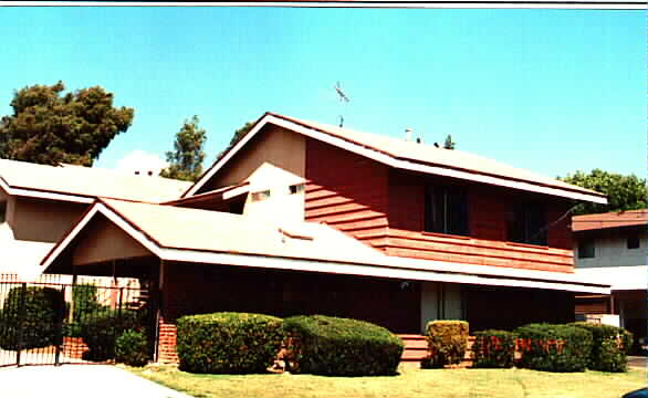2063-2069 Evergreen St in La Verne, CA - Foto de edificio