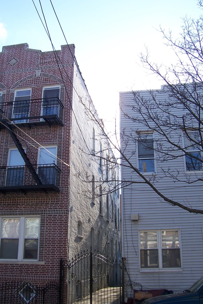 16-44 Norman St in Flushing, NY - Foto de edificio - Building Photo