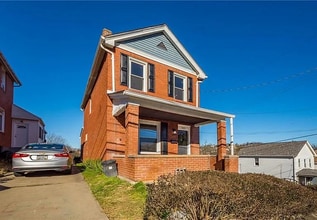 3431 Duquesne Ave in West Mifflin, PA - Foto de edificio - Building Photo