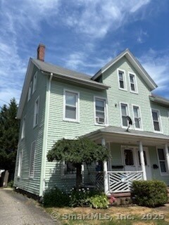 561 Howe Ave in Shelton, CT - Building Photo