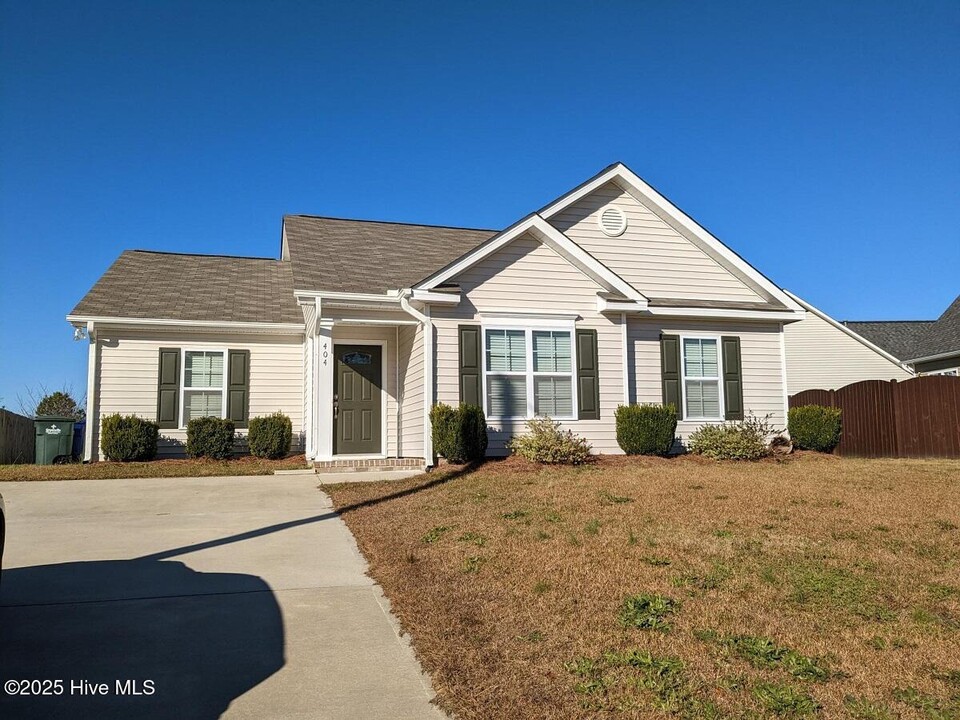 404 Kiesee Dr in Greenville, NC - Foto de edificio