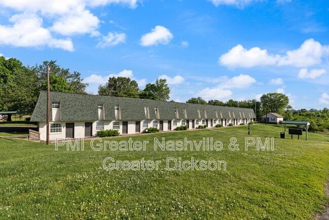 302 Spring St in Dickson, TN - Building Photo - Building Photo