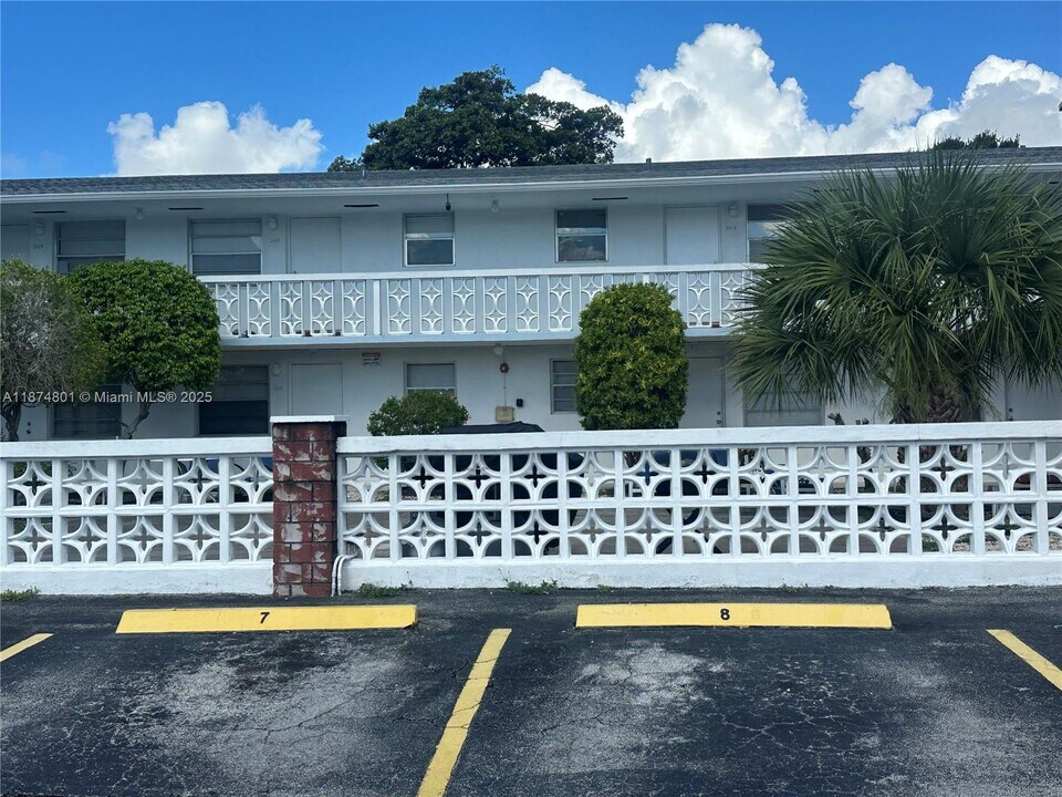 400 SE 3rd Ave in Hallandale Beach, FL - Building Photo