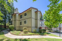 Smoketree Condominiums in Pleasanton, CA - Foto de edificio - Building Photo