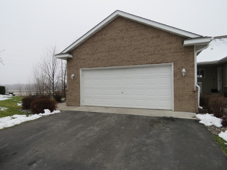 10912 177th Ct NW in Elk River, MN - Foto de edificio